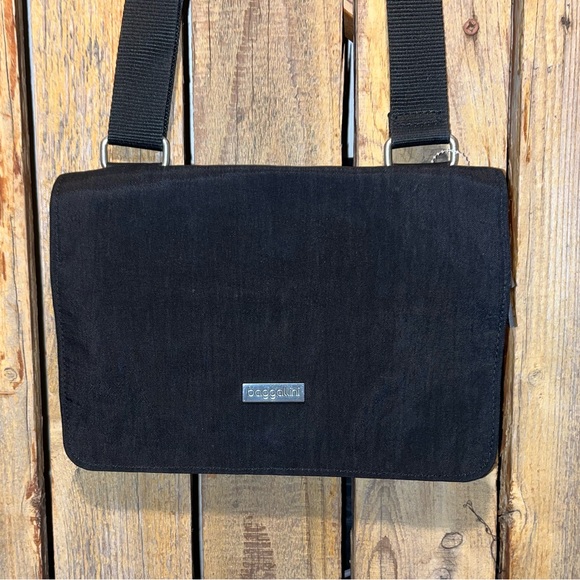 Baggallini Black Shoulder Bag - Picture 3 of 10